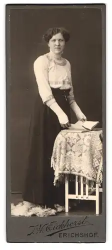 Fotografie J. H. Eickhorst, Erichshof, Ältere Dame mit weissen Stulpen
