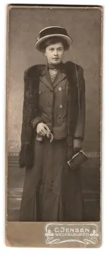Fotografie C. Jensen, Wesselburen, Gutebtuchtes Fräulein mit Pelz