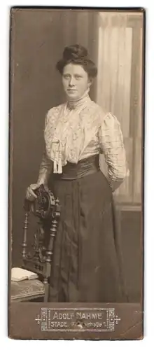 Fotografie Adolf Nahme, Stade, Kirchenstrasse 1, Junge Dame mit Dutt und verzierter Bluse