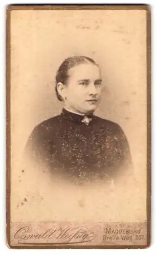 Fotografie Oswald Weilsig, Magdeburg, Breite Weg 207, Junges Mädchen im schwarzen Kleid mit Brosche am Kragen