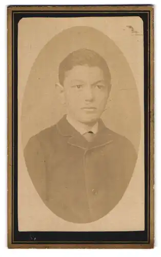 Fotografie Georg Humel, Burglengenfeld, Junger Bursche in Sonntagskleidung