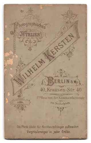 Fotografie Wilhelm Kersten, Berlin, Krausenstrasse 40, Junges Mädchen mit enger Perlenhalskette