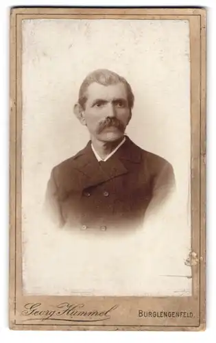 Fotografie Georg Hummel, Burglengenfeld, Gestandener Mann mit dichtem Moustache