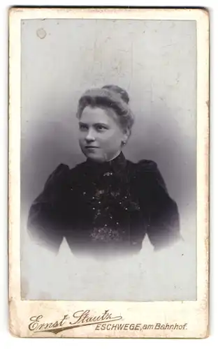 Fotografie Ernst Stautz, Eschwege, Am Bahnhof, Junge Frau mit frommem Blick 1910