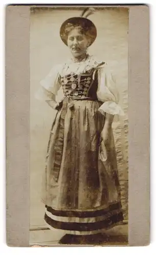 Fotografie unbekannter Fotograf und Ort, Frau in traditioneller Tracht, Resi Fischer