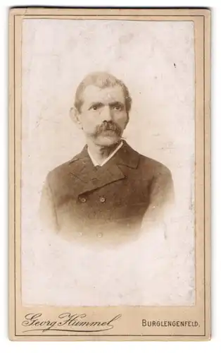 Fotografie Georg Hummel, Burglengenfeld, Gestandener Mann mit dichtem Moustache