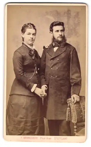 Fotografie F. Brandseph, Stuttgart, Marienstr. 36, Junges Paar in modischer Kleidung