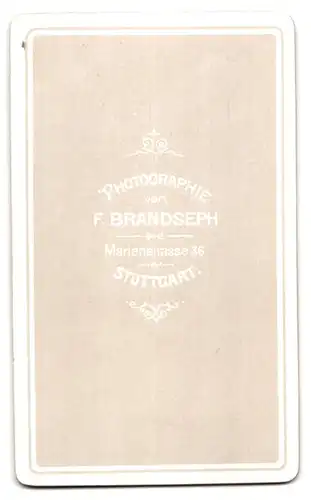 Fotografie F. Brandseph, Stuttgart, Marienstr. 36, Junges Paar in modischer Kleidung