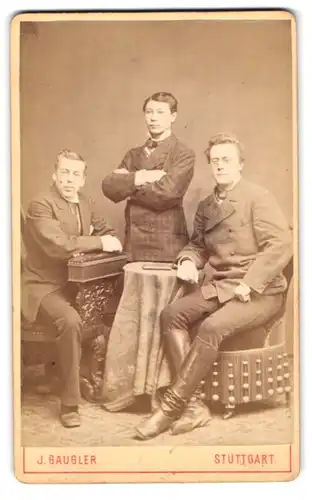 Fotografie J. Gaugler, Stuttgart, Calwerstr. 58, Drei junge Herren in modischer Kleidung