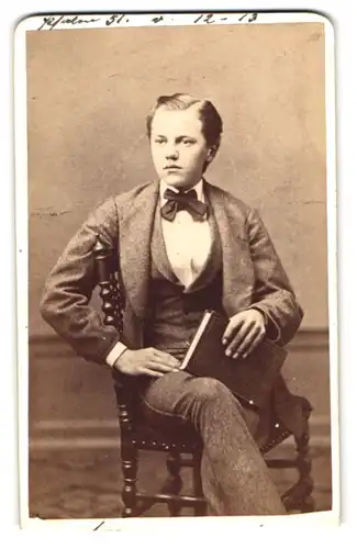 Fotografie Chr. Schildknecht, Fürth, Mühlgasse 2, Junger Herr im Anzug mit einem Buch