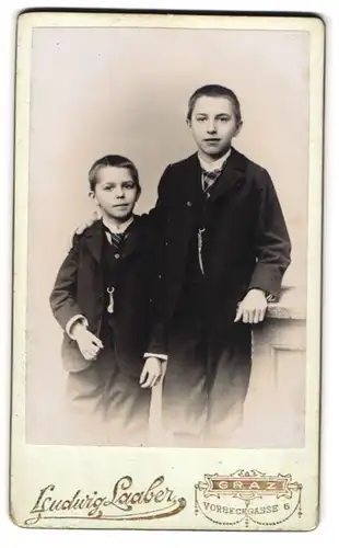 Fotografie Ludwig Laaber, Graz, Vorbeckgasse 6, Zwei Jungen im Anzug mit Krawatte