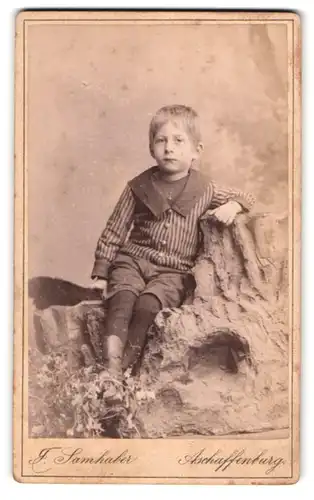 Fotografie J. Samhaber, Aschaffenburg, Kleiner Junge in modischer Kleidung