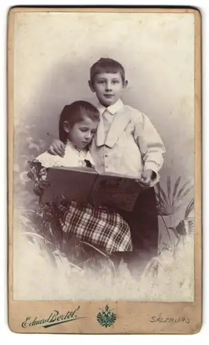 Fotografie Eduard Bertel, Salzburg, Kinderpaar in modischer Kleidung mit Buch