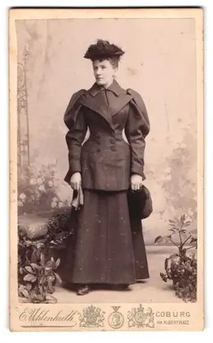 Fotografie Professor E. Uhlenhuth, Coburg, Am Albertplatz, Junge Dame in modischer Kleidung