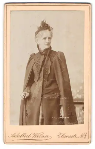 Fotografie Adalbert Werner, München, Elisenstr. 7, Ältere Dame im Mantel mit Haube