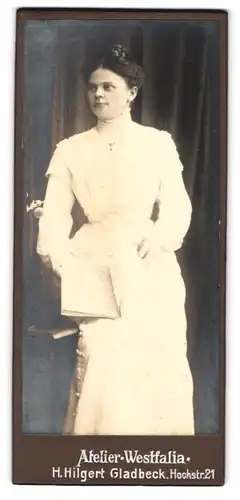 Fotografie H. Hilgert, Gladbeck, Hochstr. 21, Junge Dame im weissen Kleid mit einem Heft