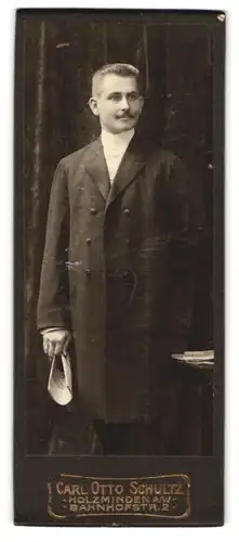 Fotografie Carl Otto Schultz, Holzminden a. W., Bahnhofstr. 2, Modisch gekleideter Herr mit Heft in der Hand