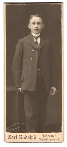 Fotografie Carl Rudolph, Haderslev, Apotekergade 13, Junger Mann im Anzug mit Krawatte