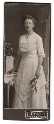 Fotografie H. Nedell, Apenrade, Grossestr. 9, Junge Dame im Kleid mit Blumen