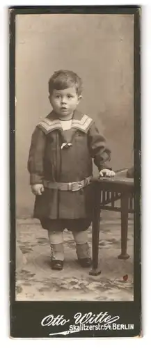 Fotografie Otto Witte, Berlin, Skalitzerstr. 54, Kleiner Junge in modischer Kleidung