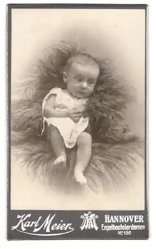 Fotografie Karl Meier, Hannover, Engelbostelerdamm 130, Süsses Kleinkind im Hemd sitzt auf Fell