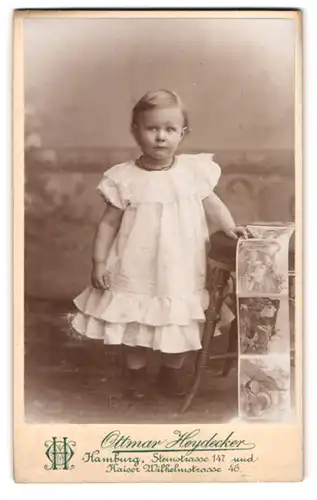 Fotografie Ottmar Heydecker, Hamburg, Steinstr. 147, Kleines Mädchen im weissen Kleid