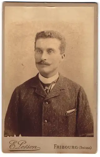 Fotografie E. Lorson, Fribourg, Modisch gekleideter Herr mit Moustache