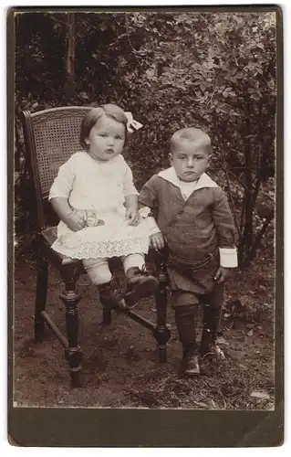 Fotografie unbekannter Fotograf und Ort, Kinderpaar in hübscher Kleidung