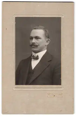 Fotografie H. Tschopp, Wil, Eleganter Herr mit Moustache