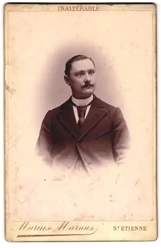 Fotografie Marius Marnas, St. Étienne, 17, Rue du Général Foy, Eleganter Herr mit Moustache
