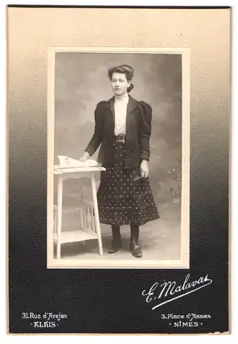 Fotografie E. Malavas, Nimes, 3, Place d`Assas, Junge Dame in modischer Kleidung