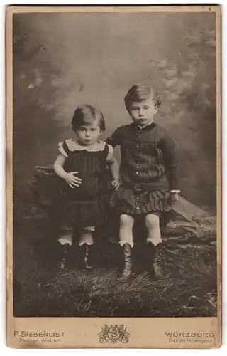 Fotografie F. Siebenlist, Würzburg, Ecke der Kroatengasse, Zwei Kinder in modischer Kleidung