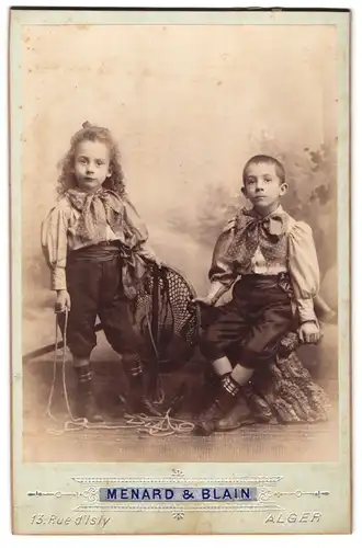 Fotografie Ménard & Blain, Alger, 13, Rue d`Isly, Zwei modisch gekleidete Jungen mit Kescher