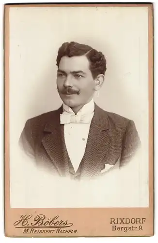 Fotografie H. Böbers, Berlin-Rixdorf, Bergstr. 9, Eleganter Herr mit Moustache
