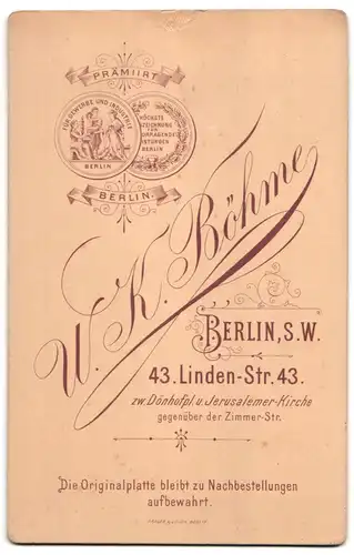 Fotografie W. K. Böhme, Berlin-SW, Linden-Str. 43, Junger Herr in modischer Kleidung mit Buch