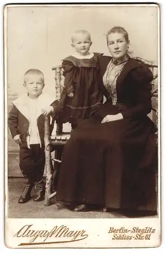 Fotografie August Mayr, Berlin-Steglitz, Schloss-Str. 61, Bürgerliche Dame mit kleinem Jungen und Kleinkind
