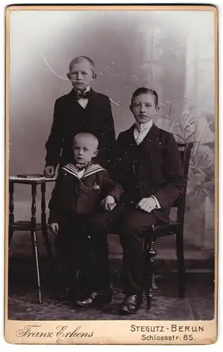 Fotografie Franz Erkens, Berlin-Steglitz, Schlossstr. 85 Ecke Albrechtstr., Drei Jungen in zeitgenössischer Kleidung