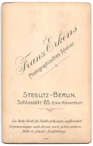 Fotografie Franz Erkens, Berlin-Steglitz, Schlossstr. 85 Ecke Albrechtstr., Drei Jungen in zeitgenössischer Kleidung