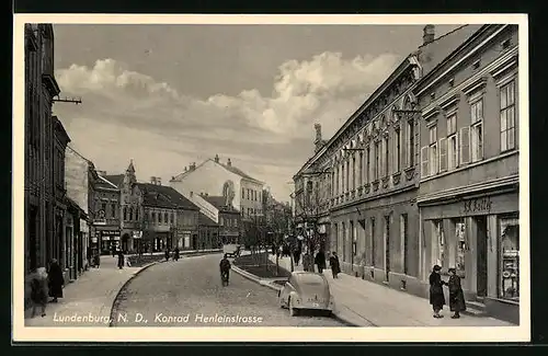 AK Lundenburg N. D., Passanten in der Konrad-Henlein-Strasse