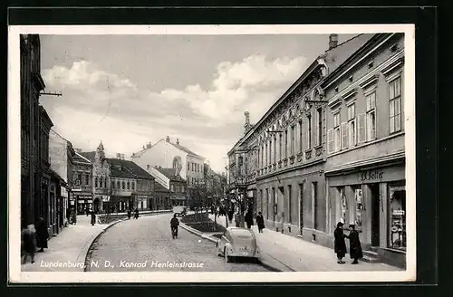 AK Lundenburg N. D., Passanten in der Konrad-Henlein-Strasse