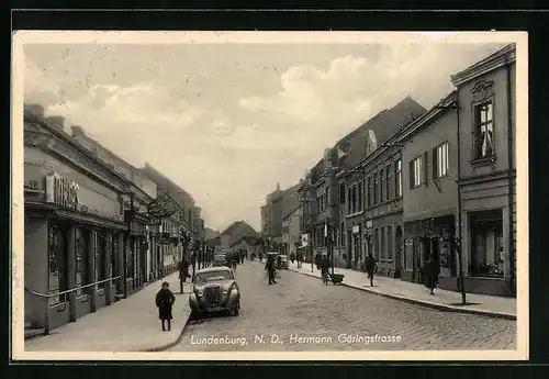 AK Lundenburg N. D., Passanten in der Hermann-Göring-Strasse