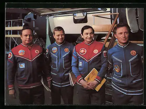 AK Gemeinsamer Kosmosflug UdSSR und DDR, Kosmonauten Waleri Bykowski, Sigmund Jähn mit Kollegen