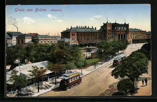 AK Brünn / Brno, Strassenbahnen vor dem Bahnhofsgebäude