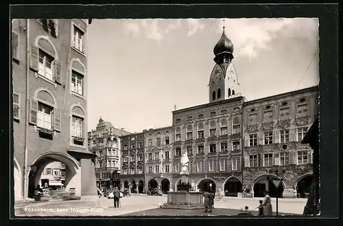 AK Rosenheim, Max-Joseph-Platz mit Geschäften und Brunnen