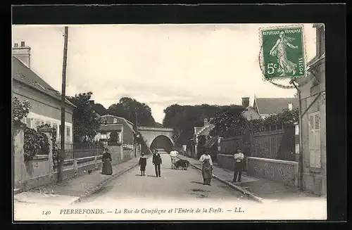 AK Pierrefonds, La Rue de Compiègne et L`Entrée de la Forêt