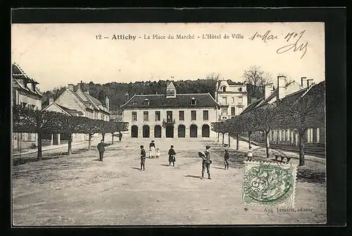 AK Attichy, La Place du Marché, L`Hôtel de Ville