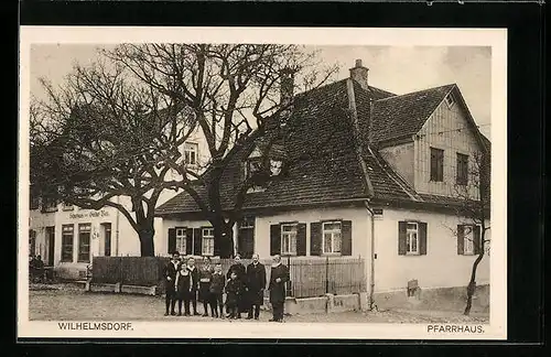 AK Wilhelmsdorf, Familie vor dem Pfarrhaus