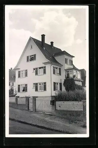 Foto-AK Leonberg / Württ., Grosses Wohnhaus mit Wintergarten um 1940