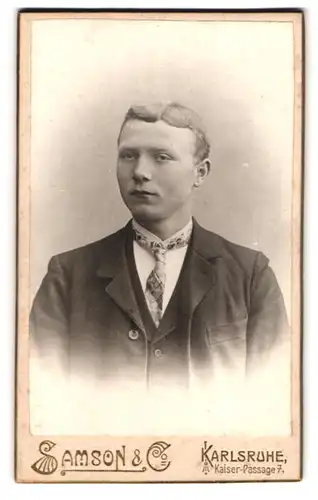 Fotografie Samson & Co., Karlsruhe, Kaiser-Passage 7, Junger Herr mit gepunkteter Krawatte