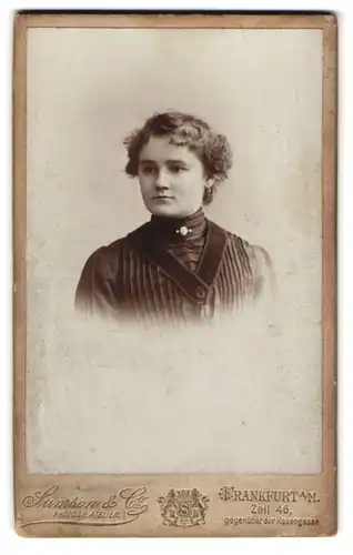 Fotografie Samson & Co., Frankfurt a. M., Zeil 46, Fräulein mit lockigem Haar